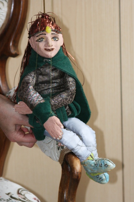 loutka- sedící elf