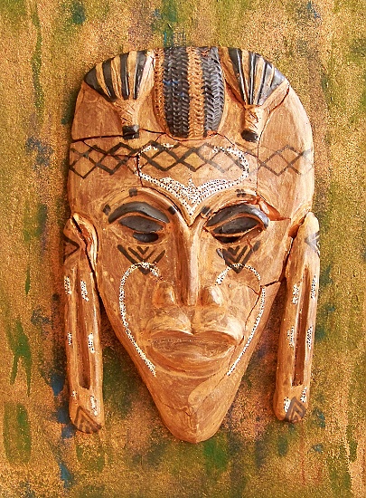 africká maska sice praskla, ale dala se slepit